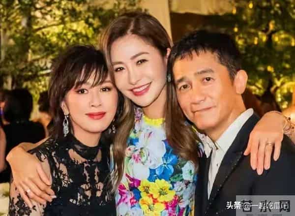 刘嘉玲出席好友婚礼,穿蕾丝透视裙秀身材,却被全裹的关之琳抢镜