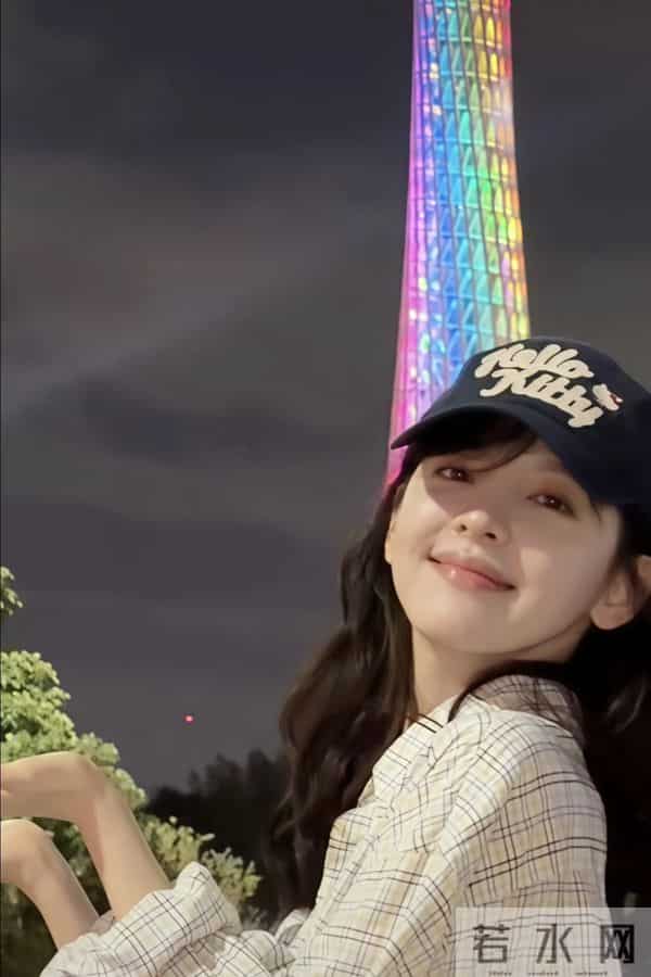 章若楠广州被偶遇，本人好美好漂亮元气十足，脸小超级有气质呀！