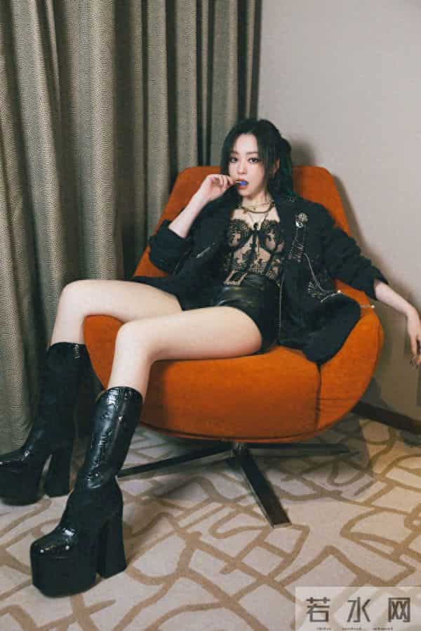 张靓颖黑色镂空蕾丝搭配恨天高美照