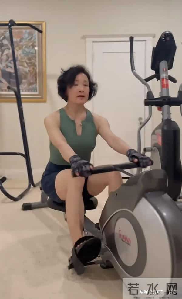 64岁陈冲游鼓浪屿 黑T配牛仔裤喝咖啡 素颜不医美 优雅老去好洒脱