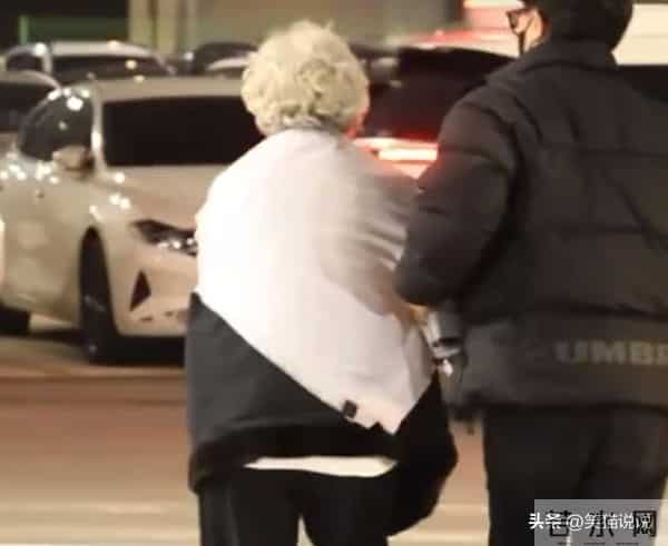 韩娱众星送行李顺载:金英玉靠搀扶出席,崔智友尹恩惠表情严肃