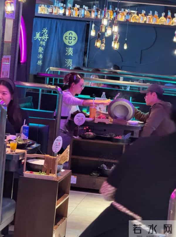 郑恺带老婆吃火锅被偶遇!苗苗穿着家居服出来,喝奶茶吃肉不怕胖