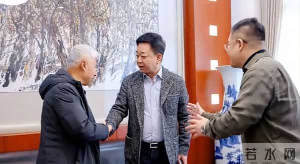 朱军带着很漂亮的老婆现身北大,四年冤屈过去,早已不再年轻