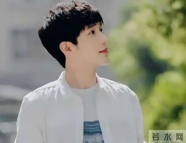 母亲是著名演员,父亲上亿家产,他却跑龙套10年,他到底怎么想的