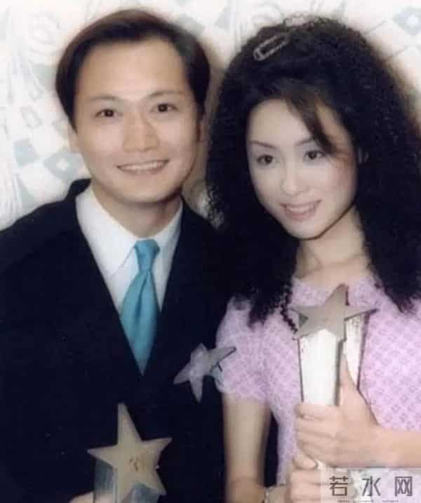 恭喜!61岁香港知名男星秘密再婚,现任妻子容貌首次曝光