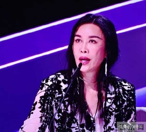 那英从歌坛大姐变综艺混子,在《声鸣远扬》被何炅沈梦辰冷嘲热讽