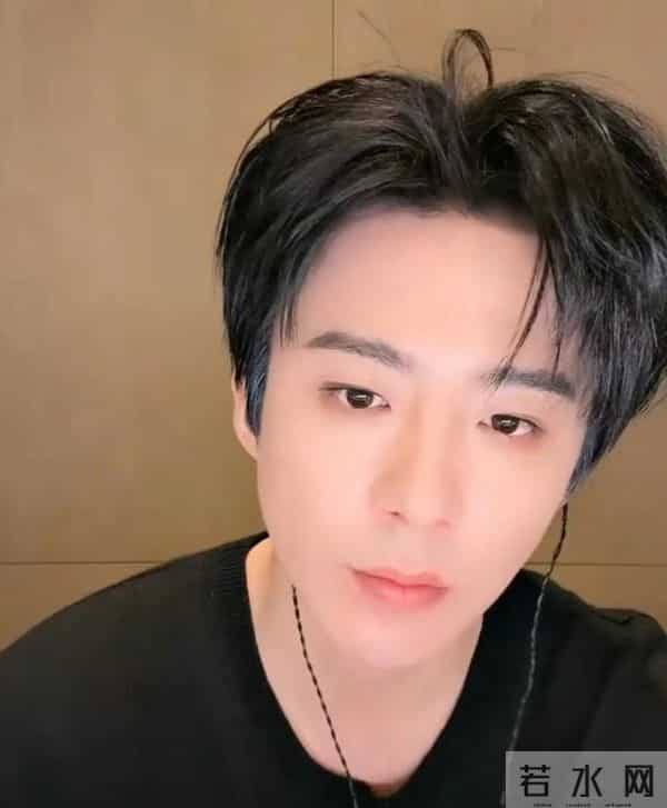 刘宇宁直播时被私生打电话