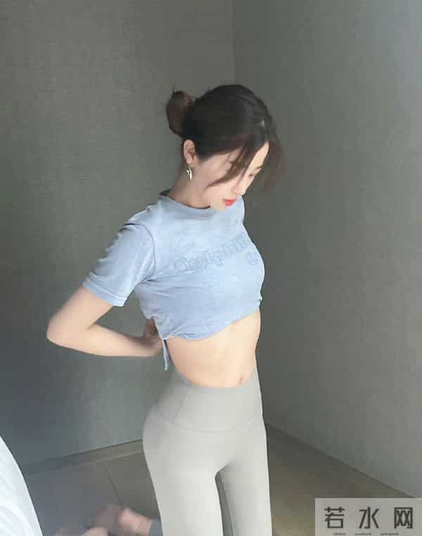 虞书欣瑜伽裤加露脐装