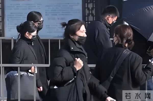 唐嫣穿黑色大衣出席公公的葬礼,罗晋和她互动正常,傅程鹏来帮忙