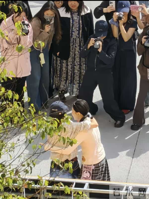 章若楠广州被偶遇，本人好美好漂亮元气十足，脸小超级有气质呀！