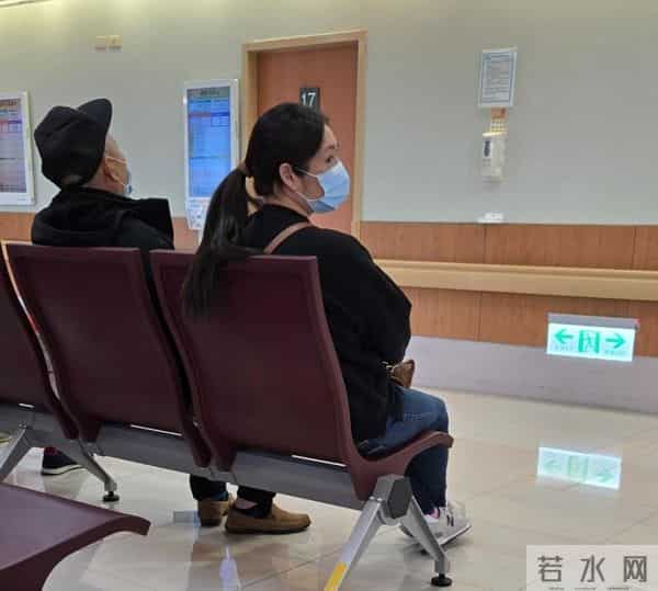 郭碧婷陪完老爸陪女儿！素颜脸瘦一圈好疲惫，5岁女儿赖地上不起