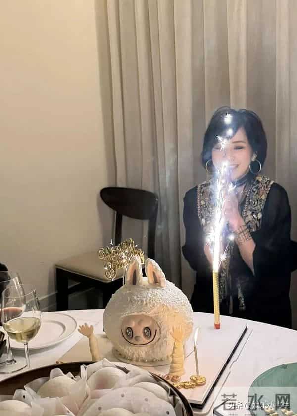 梁朝伟提前为刘嘉玲庆祝60岁生日