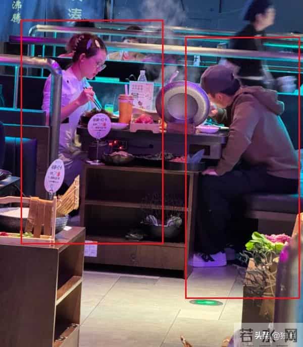 火锅店偶遇郑恺,苗苗“家庭主妇”土味穿搭,哪里像个女明星?