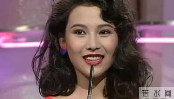 53岁蔡少芬为钱累脱相,化妆时直呼又困又累,15岁就开始为母还债