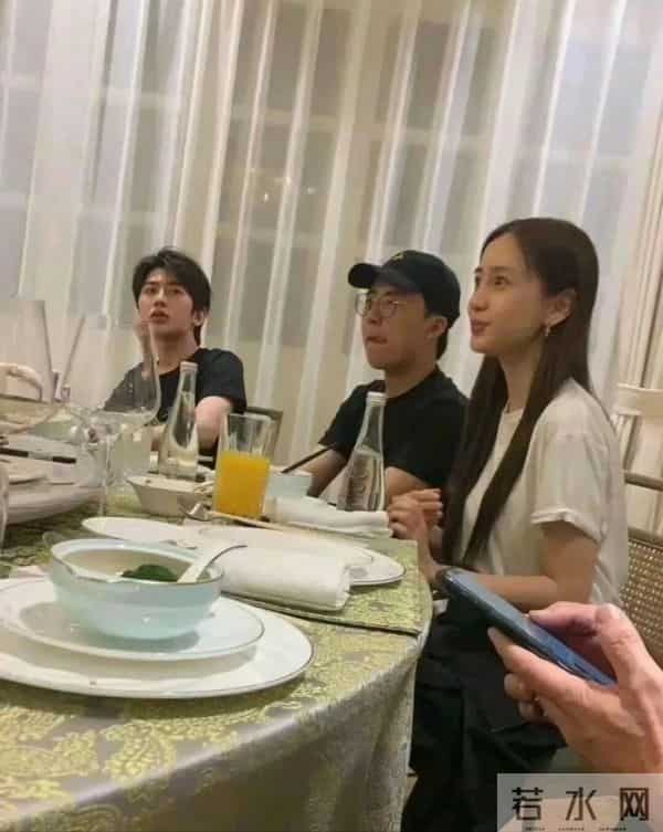 杨颖街边被偶遇,跷二郎腿做脚部美甲,环境简陋寒酸太接地气