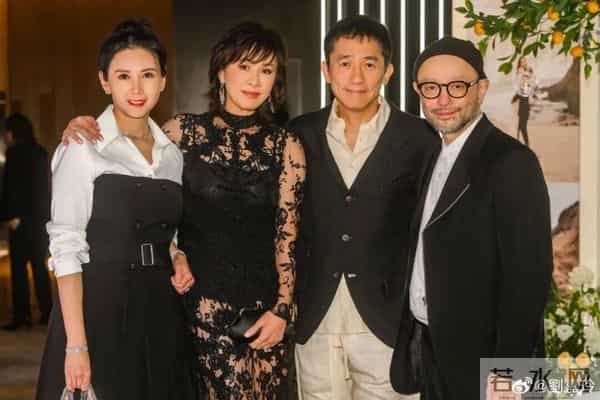 57岁邱淑贞最新亮相打扮精致,携老公参加婚礼,和梁朝伟刘嘉玲合影