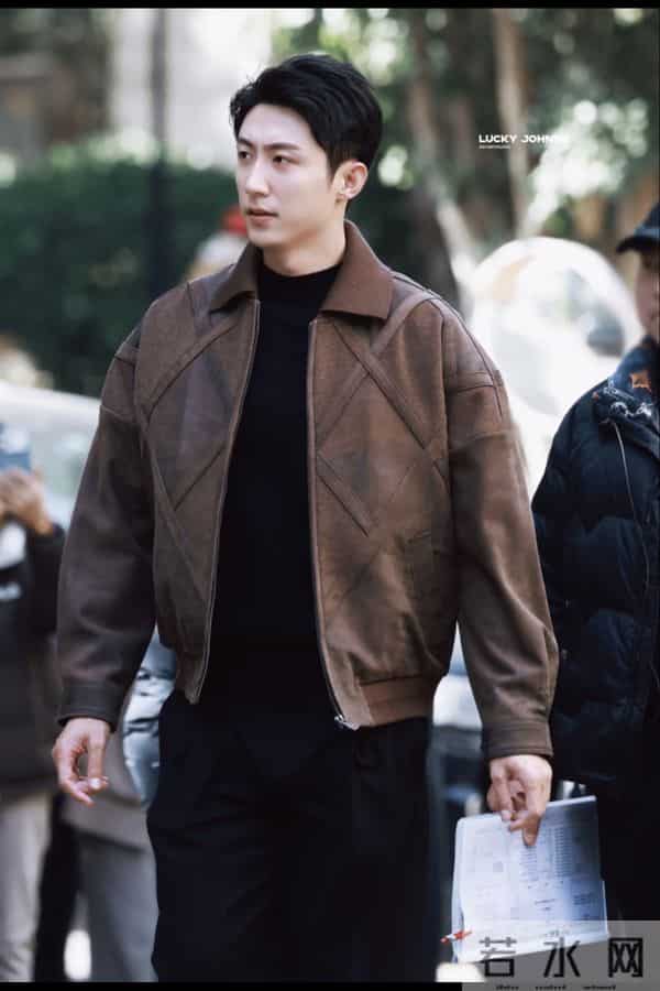 黄景瑜今日上班路透,美拉德风造型好帅气呀,真行走的衣架子呀!