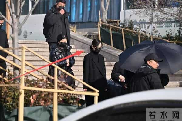 罗晋父亲葬礼结束后,唐嫣和罗晋一起回家,路上行为打破离婚谣言