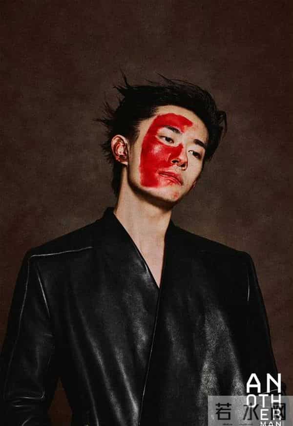 易烊千玺杂志杀疯了!复古造型帅晕,抢刊比抢演唱会门票还卷