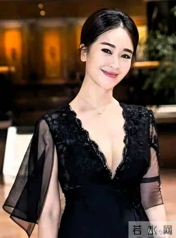 48岁左小青红毯翻车?亮片裙开叉到胯,全程拽裙角,尴尬溢出屏幕