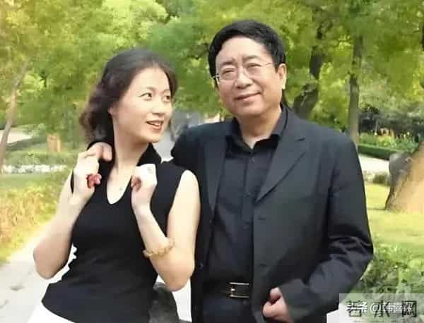 79岁余秋雨近况,和马兰回安徽,丁克多年没孩子,放弃舞台太可惜