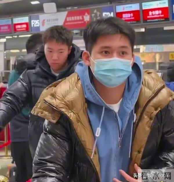 林诗栋北京机场出发成都混团世界杯，穿黑色亮面羽绒帅气十足！