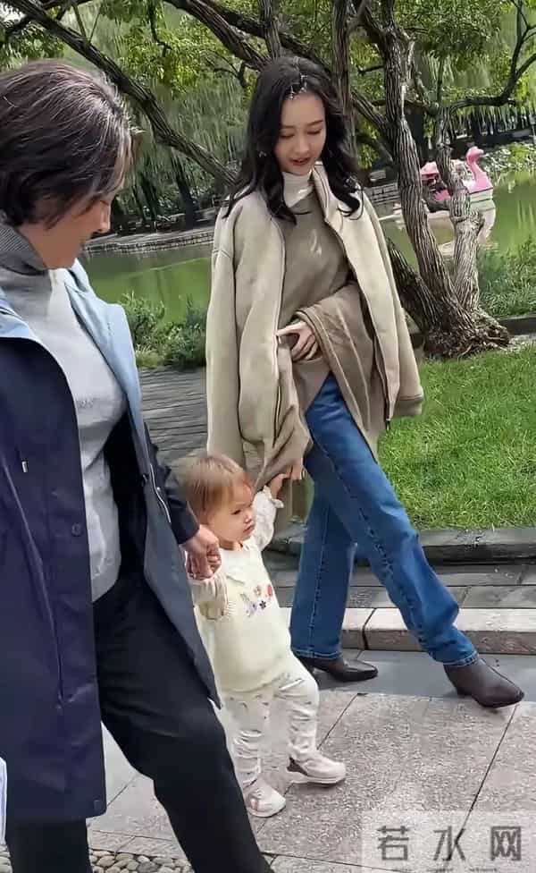 王鸥和妈妈牵着女儿散步,女儿黄头发小眼睛,长得不太像何九华