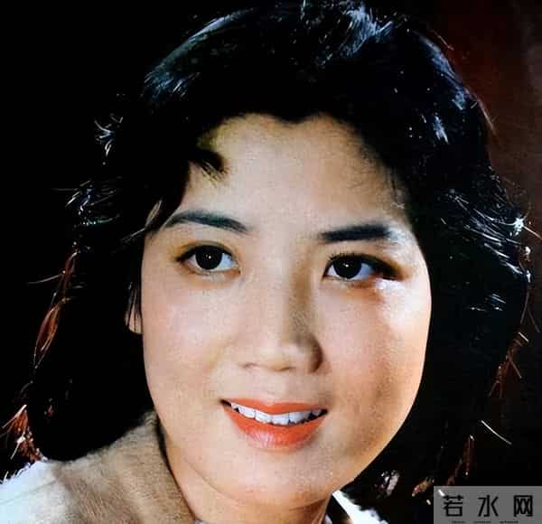她息影30年,经商后像换了个人,如今70岁已做外婆,儿子事业有成