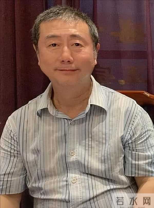 前央视主持方宏进现状：定居香港，63岁满脸沧桑，摇身一变成商人