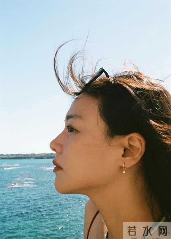 马思纯游西西里看海 扣一粒扣子秀事业线 侧颜撞脸高圆圆