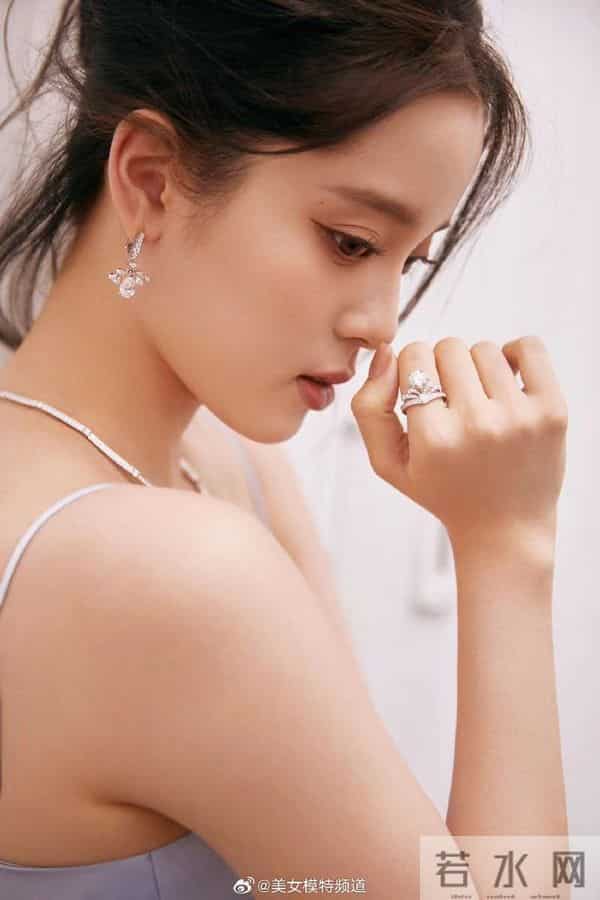 欧阳娜娜淡蓝吊带裙