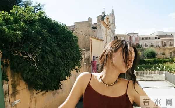 马思纯游西西里看海 扣一粒扣子秀事业线 侧颜撞脸高圆圆