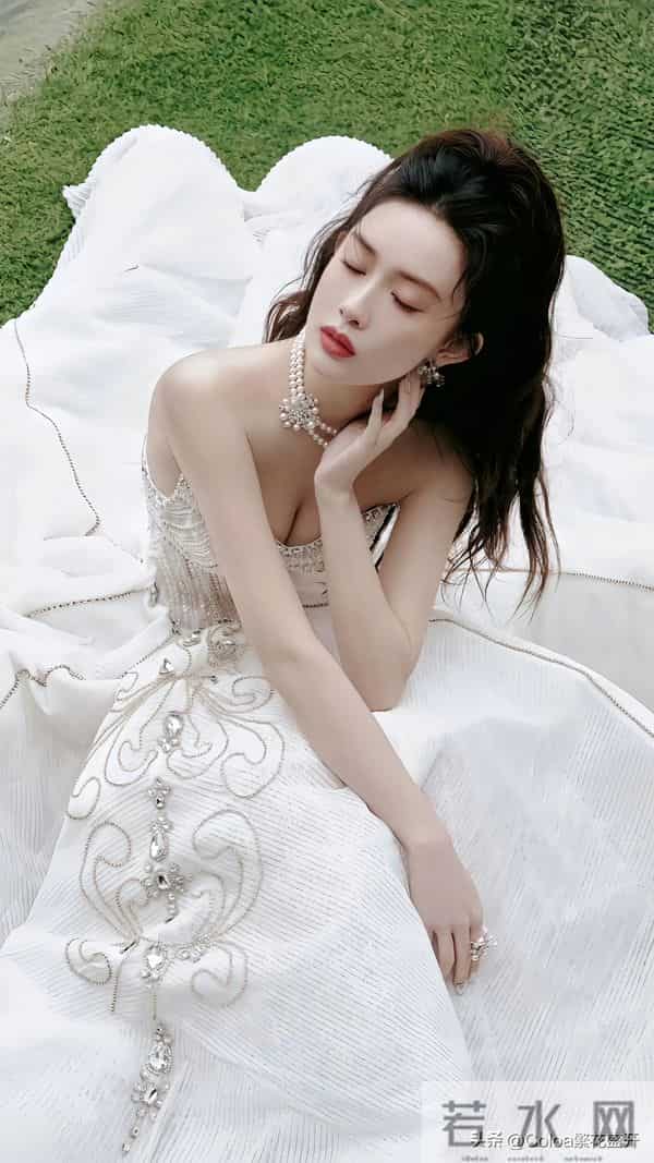 孟子义的抹胸公主裙,优雅又性感,爱了爱了!