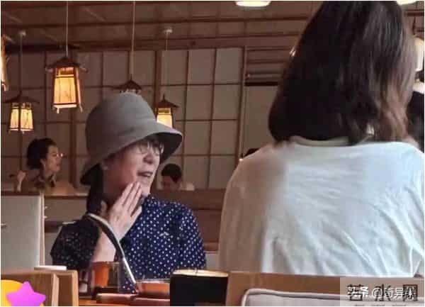 70岁奚美娟在杭州,素食餐厅吃下午茶,朴素装扮难掩优雅气质