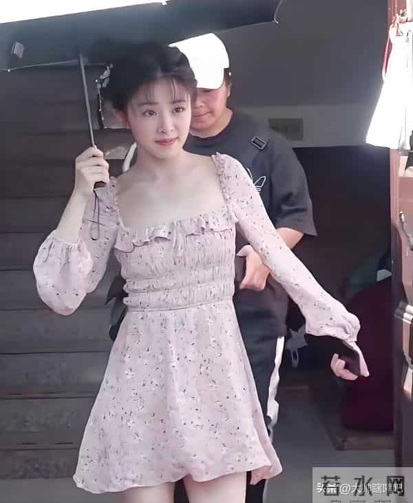 我得天啊,张含韵都快40岁了,还是那么满满的少女感!