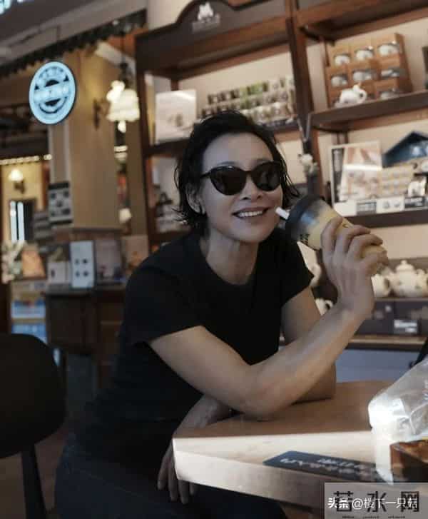 64岁陈冲游鼓浪屿 黑T配牛仔裤喝咖啡 素颜不医美 优雅老去好洒脱