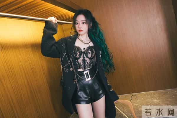 张靓颖黑色镂空蕾丝搭配恨天高美照