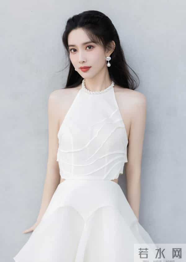 孟子义 露背短裙