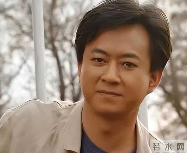 朱军带着很漂亮的老婆现身北大,四年冤屈过去,早已不再年轻