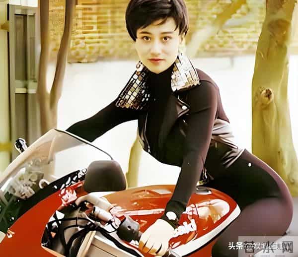 利智算不算顶级大美人？看看她和关之琳、翁虹的合照就有答案了