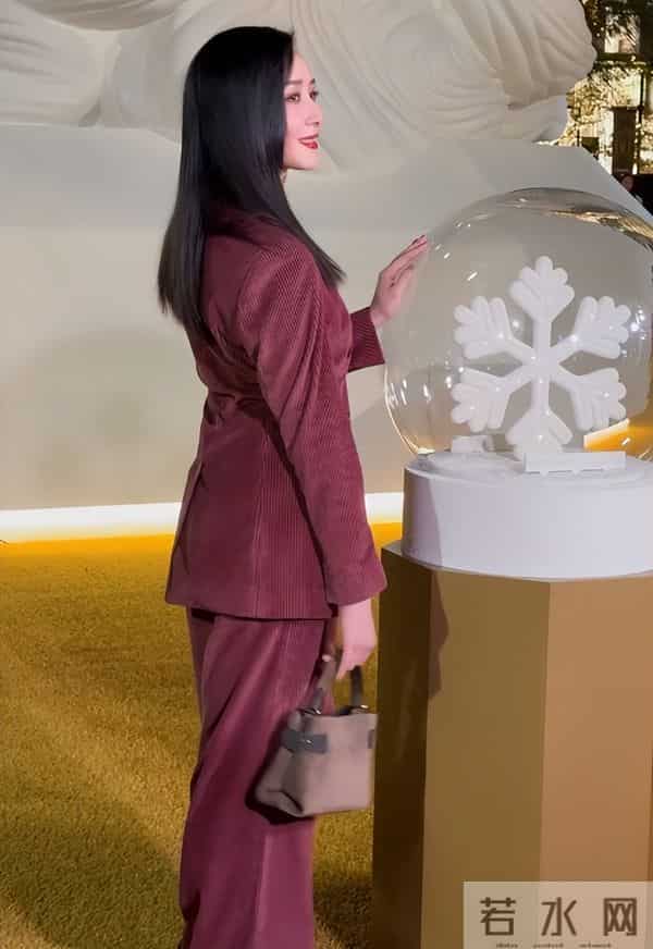 深圳这一天，胡静嫩了，童瑶又飒又美，却被罕见露面的王凯惊艳了