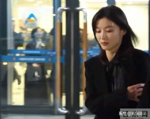 韩娱众星送行李顺载:金英玉靠搀扶出席,崔智友尹恩惠表情严肃