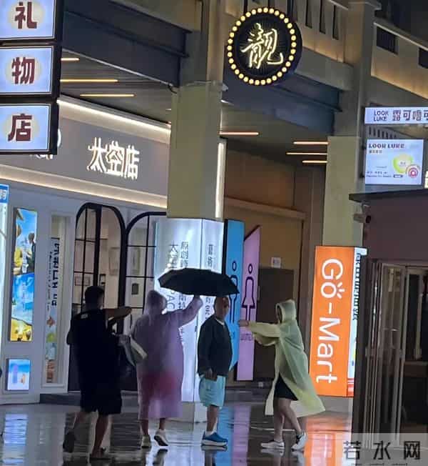 赵本山海南打球一幕被赞，68岁状态年轻，身旁贾乃亮的反应成亮点