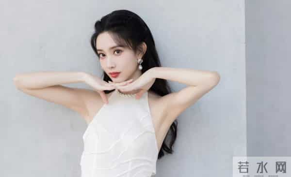 孟子义 露背短裙