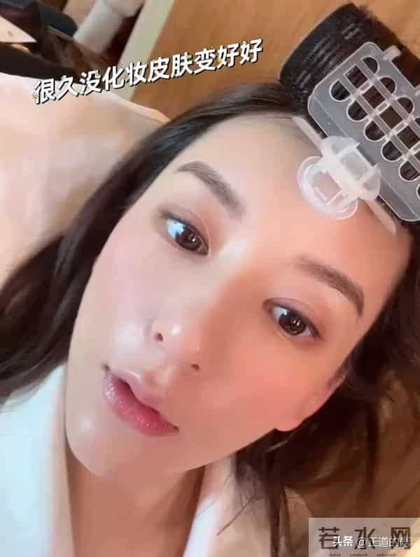 方媛晒三胎女儿满月照 自夸产后皮肤好 小腹平坦 女儿脚长能长到1米7