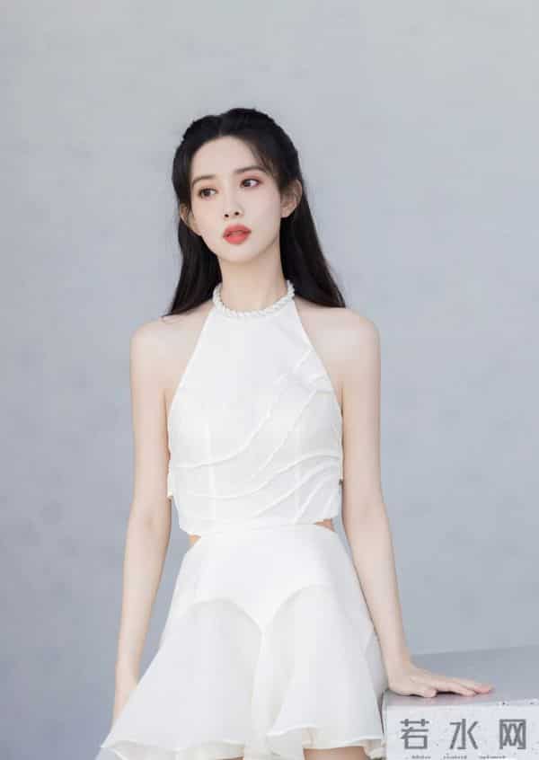 孟子义 露背短裙