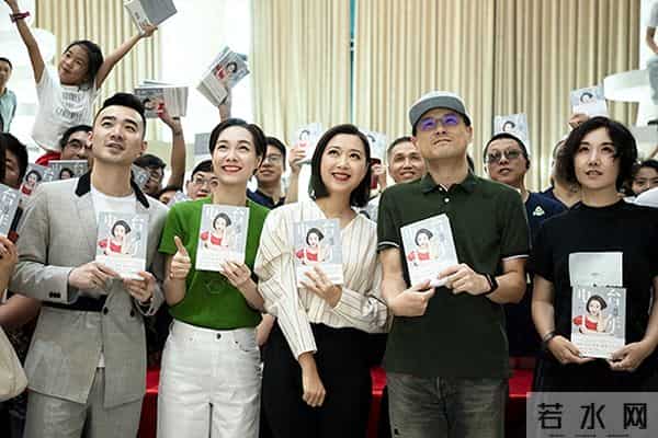 上海知名女主持杨永清近况！41岁白发丛生，女儿和她共用一张脸