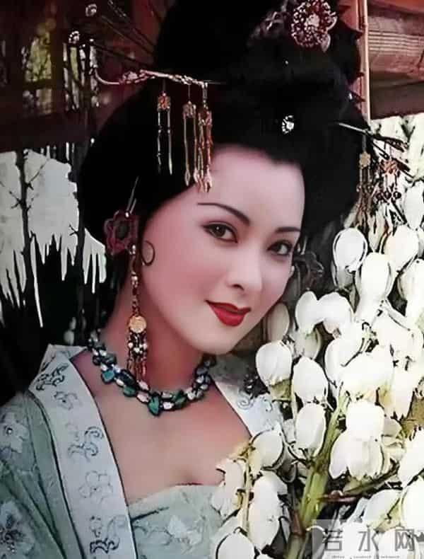 周洁上海墓地现状曝光！鲜花环绕很讲究，三个标志与李媛媛差别大