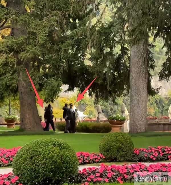 王心凌吴克群被偶遇，带同款项链穿情侣衣，男方人到中年体态拉跨