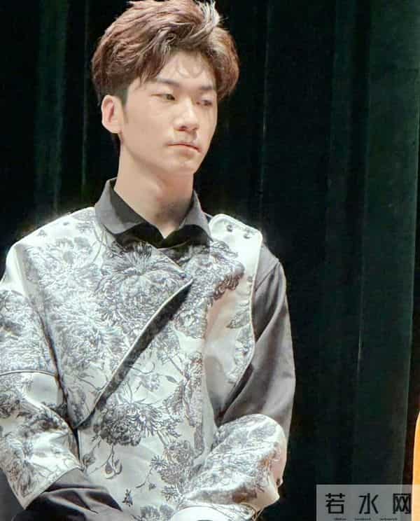 曝张亮儿子天天塌房！刚满18岁，留学早恋致女方怀孕，家长已报警